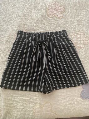 DR2 Womens Shorts Size S Pleated Black White Pull On Expandable Waist Pockets